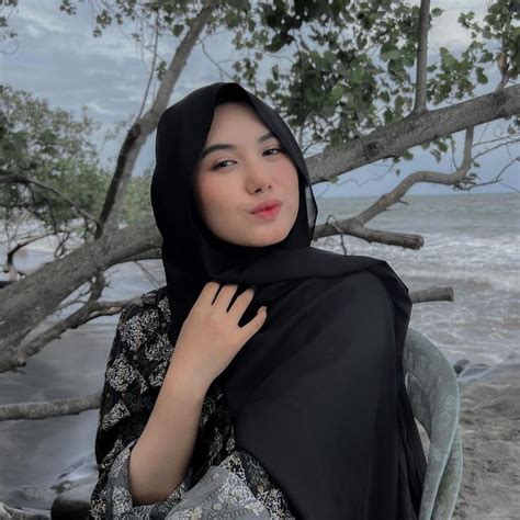 Beautiful Indonesian Girl Gaya Hijab Betina Wanita Berlekuk