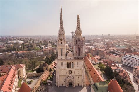 Foto Zagreba Ka Katedrala Nakon Potresa Hkm