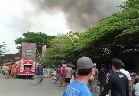 Pembasahan Masih Berlangsung Di Pasar Yang Terbakar