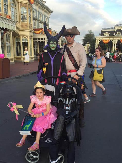 Photos Top 20 Disney Costumes From Last Night S Mickey S Not So Scary Halloween Party