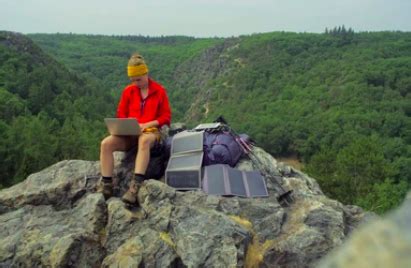 Quels Sont Les Meilleurs Chargeurs Solaires De Randonn E Du March