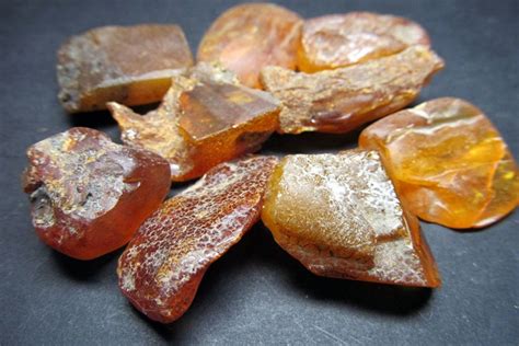 Необработанный янтарь: внешний вид, полезные свойства, описание