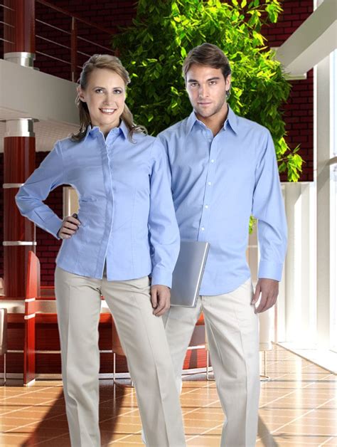 Uniforme Mixto De Dos Piezas Con Camisa Azul Cielo Y Pantal N Colo