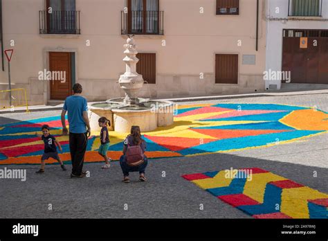 Alfombras de aserrín de colores fotografías e imágenes de alta