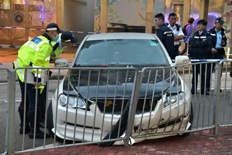 葵涌毒品快餐車避警追失控撞欄 警一度拔槍戒備男司機被捕 新冠疫情專頁