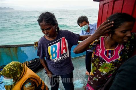 Kapal Imigran Srilanka Kehabisan BBM Di Pantai Lhoknga Aceh Foto 24