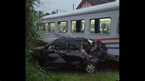 Mobil Avanza Tertabrak Kereta Api Sukabumi Bogor Hingga Terseret