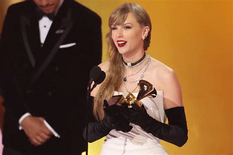 Taylor Swift wears a choker watch to the Grammys - Robb Report Singapore