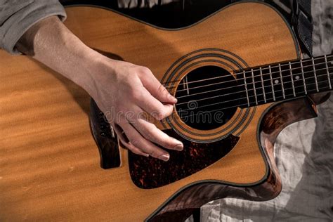 Guitarrista M Sica Un Hombre Joven Toca Una Guitarra Ac Stica En Un