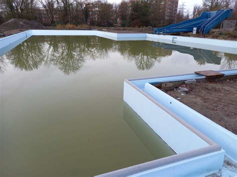 Freibad in Emden Borssum Lernschwimmbecken mit Wasser gefüllt