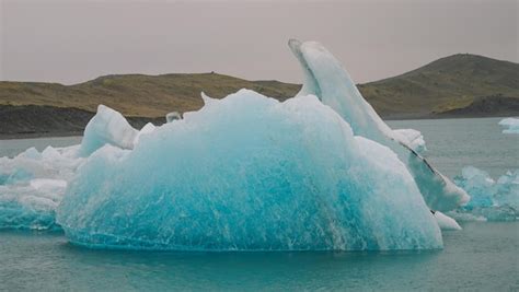 Premium Photo | Icebergs and ice glaciers in iceland