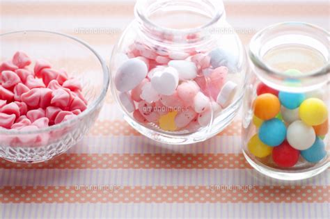 瓶に入ったカラフルなお菓子[10131068186]の写真素材・イラスト素材｜アマナイメージズ