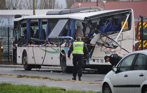 Accident d un car scolaire à Rochefort Seul le chauffeur du camion