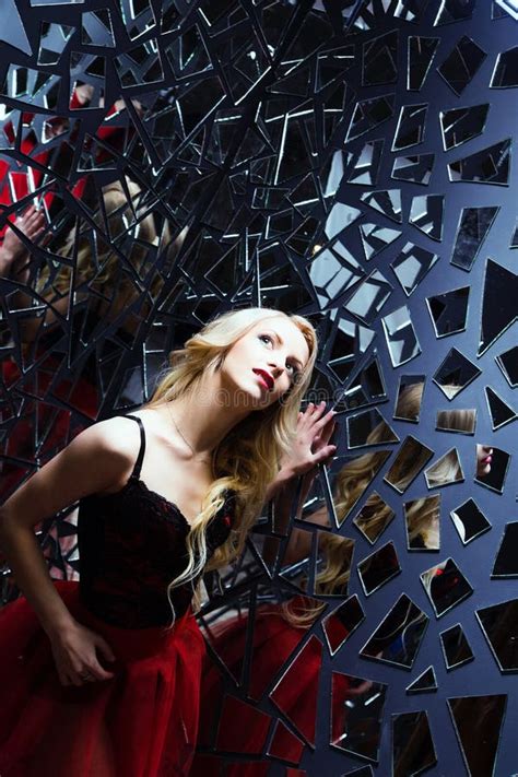 Belle Fille Blonde Utilisant Un Corset Et Une Jupe Rouge Dans Un Miroir Image Stock Image Du