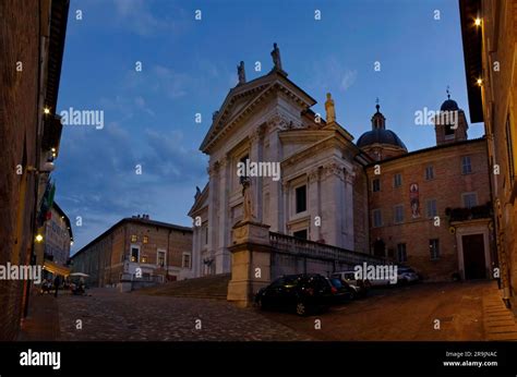 La Facciata Della Cattedrale Di Urbino Stock Photo Alamy