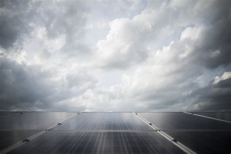 Exploring How Well Solar Panels Perform On Cloudy Days