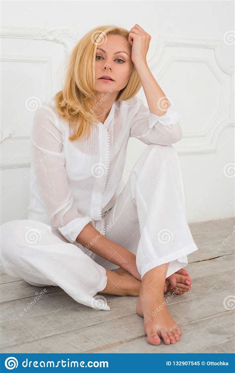 Belle Femme Blonde S Asseyant Sur Le Plancher Image Stock Image Du Coton Beau 132907545
