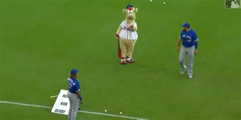 Vlad Guerrero Jr. and Braves mascot stage Home Run Derby | MLB.com