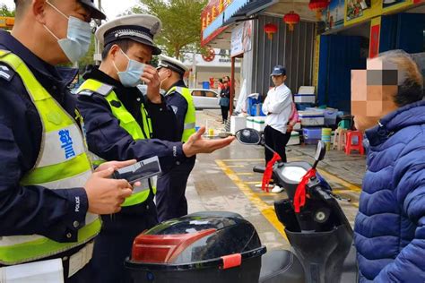 平安湛江春风利剑 开发区交警整治交通秩序护航开学路电动车路面雷鹏