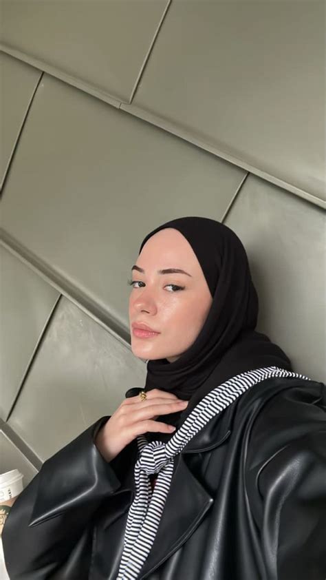 Pin On Poz Vermek Için Tüyolar Hijabi Outfits Selfie Poses Instagram Hijabi