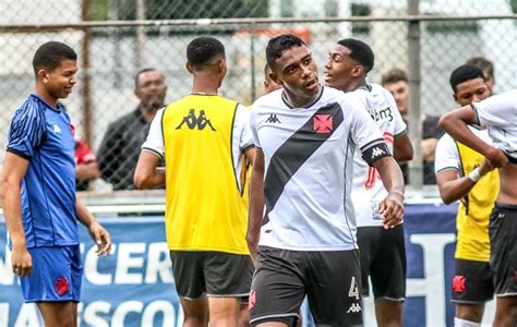 Zagueiro Do Vasco Lyncon Celebra Estreia No Profissional Sempre Me