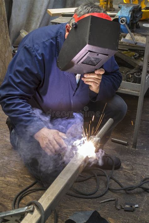 El Hombre Trabaja En Taller Mec Nico Imagen De Archivo Imagen De