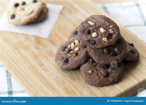 Chocolate Delicioso Chip Cookies Na Bandeja De Madeira Cookies