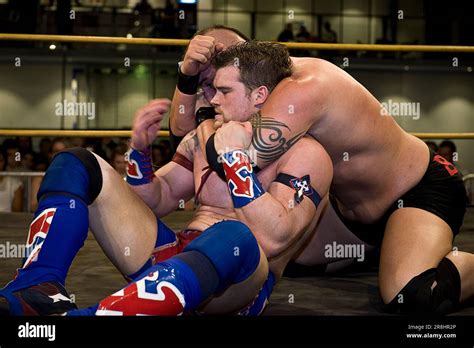 Two Men Wrestling Banque De Photographies Et Dimages à Haute