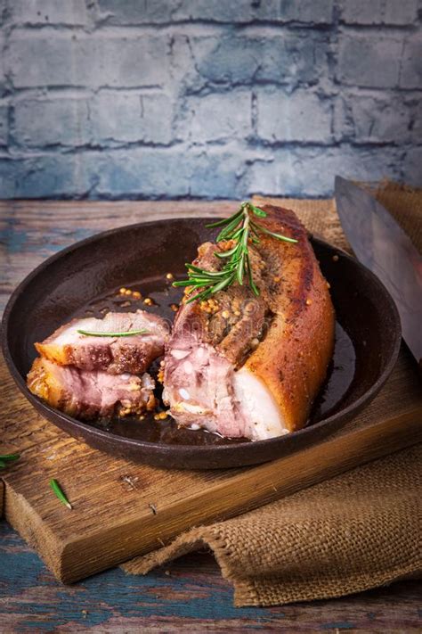 Carne Jugosa Frita De La Barbacoa Cocida En El Horno En Un Molde Para