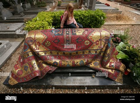 Tumba De Bailarín De Ballet Ruso Rudolf Nureyev En El Cementerio Ruso