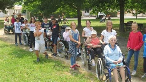 Une Randonnée En Fauteuil Roulant