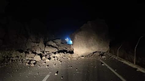 Cae Una Roca De Grandes Dimensiones En Una Transitada Carretera Del