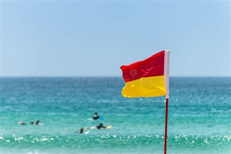 Bandera Roja Y Amarilla De La Señal De Peligro En La Playa Imagen de