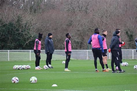 FC Lorient Les Merlus ont repris lentraînement avec Régis Le Bris