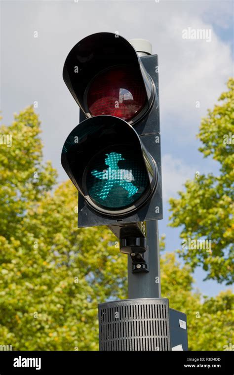 Berlin Ampeln Fotos Und Bildmaterial In Hoher Aufl Sung Alamy