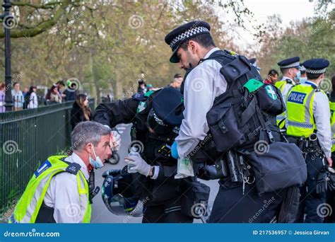 伦敦海德公园英格兰2021年4月24日 抗议者在反封锁抗议中与警察发生冲突，导致受伤的警察 图库摄影片 图片 包括有 立场 官员