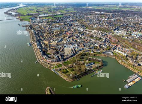 Luftbild Rheinpromenade Mit Ausflugsschiff Und Innenstadtansicht City