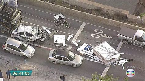 Criminoso Em Fuga Causa Acidente Carros Na Avenida Do Estado Em