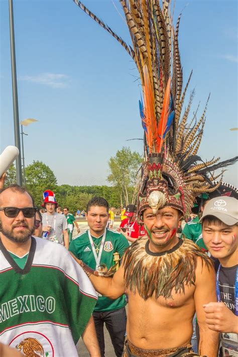 Fans Mexicanas Hermosas En Ropa Nacional Antes Del Partido El Brasil M