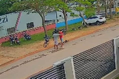 Vídeo mostra homem sendo assassinado a pauladas no meio da rua em MT