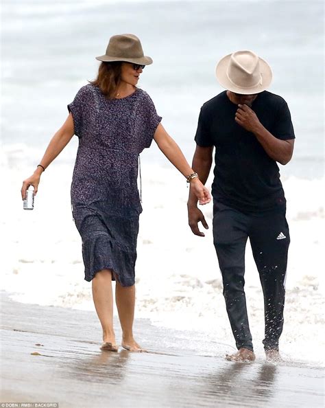 Coupled Up Jamie Foxx And Katie Holmes Take A Romantic Stroll On The Beach Confirming Their