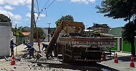 G1 Ônibus derruba poste e deixa parte da Zona Norte do Recife sem luz