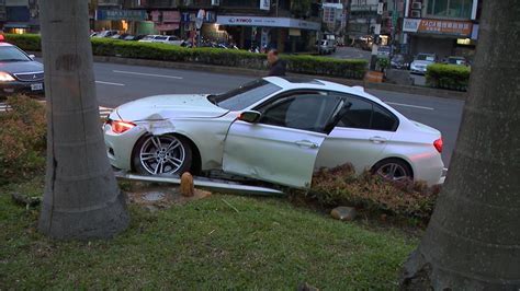 酒店狂歡！百萬名車成廢鐵 男無照酒駕自撞分隔島慘狀曝 民視新聞網