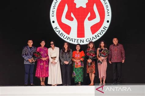 30 Desain Tampil Di Indonesia Fashion Week ANTARA News