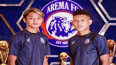 Dua Pemain Baru Arema FC Ginanjar Wahyu Ramadhani Kanan Dan Achmad