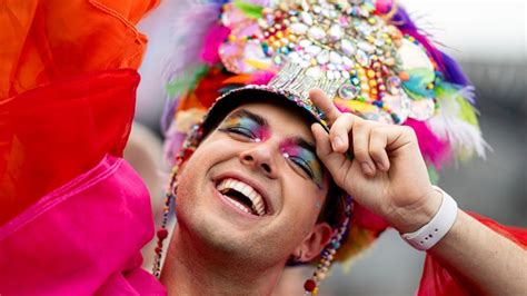 Hunderttausende Ziehen Am Christopher Street Day Durch Berlin Rbb24