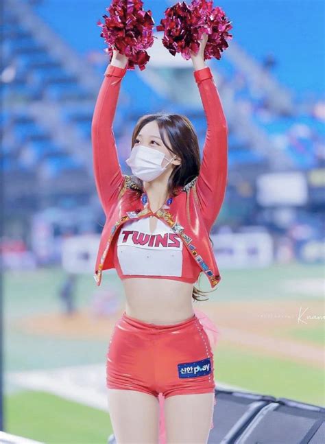 Đeo khẩu trang kín mít vẫn gây sốt diện mạo thật sự của hot girl khiến người xem thêm phần