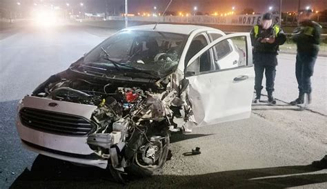 Un auto quedó destrozado tras chocar contra la parte trasera de un