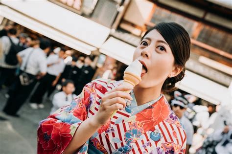 Feliz Mulher Local Japonesa No Tradicional Vestido Colorido Comendo