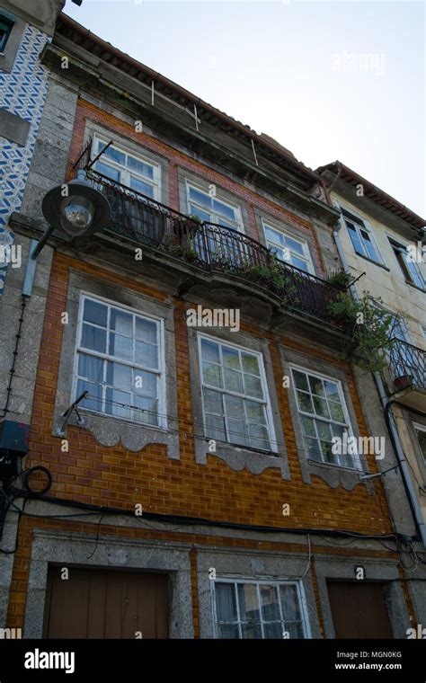 Centro Histórico De Fachadas Con Azulejos De Cerámica En Portugal La